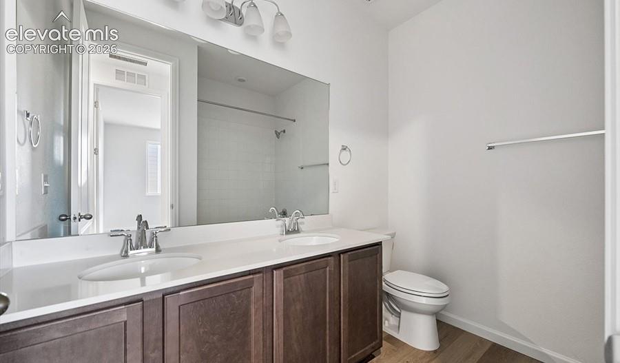 Image 19 of 26: Bathroom