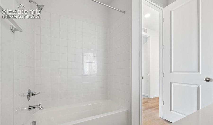 Image 20 of 26: Bathroom