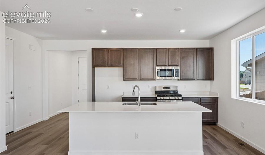 Image 7 of 26: Kitchen