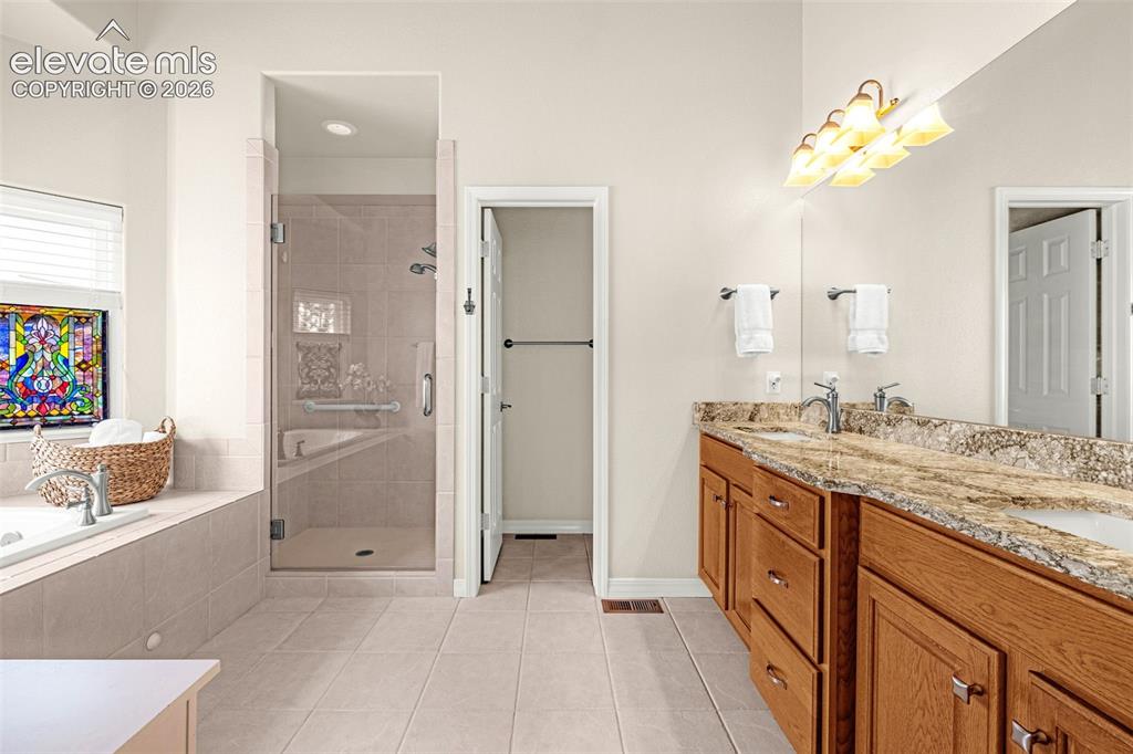 Image 19 of 36: Bathroom