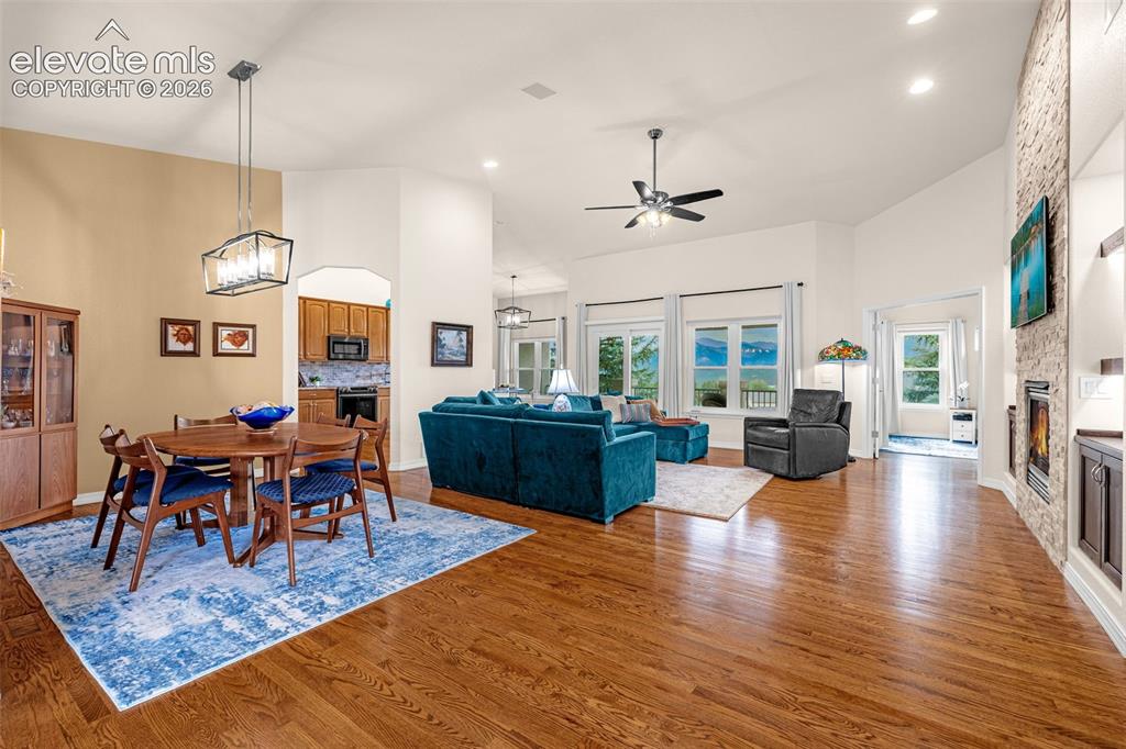 Image 4 of 36: Dining Area