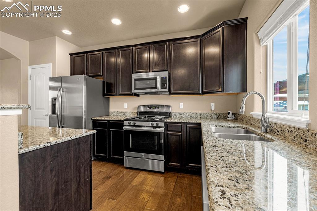 Image 11 of 32: Kitchen