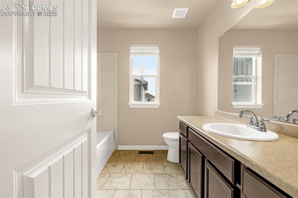 Image 25 of 32: Bathroom