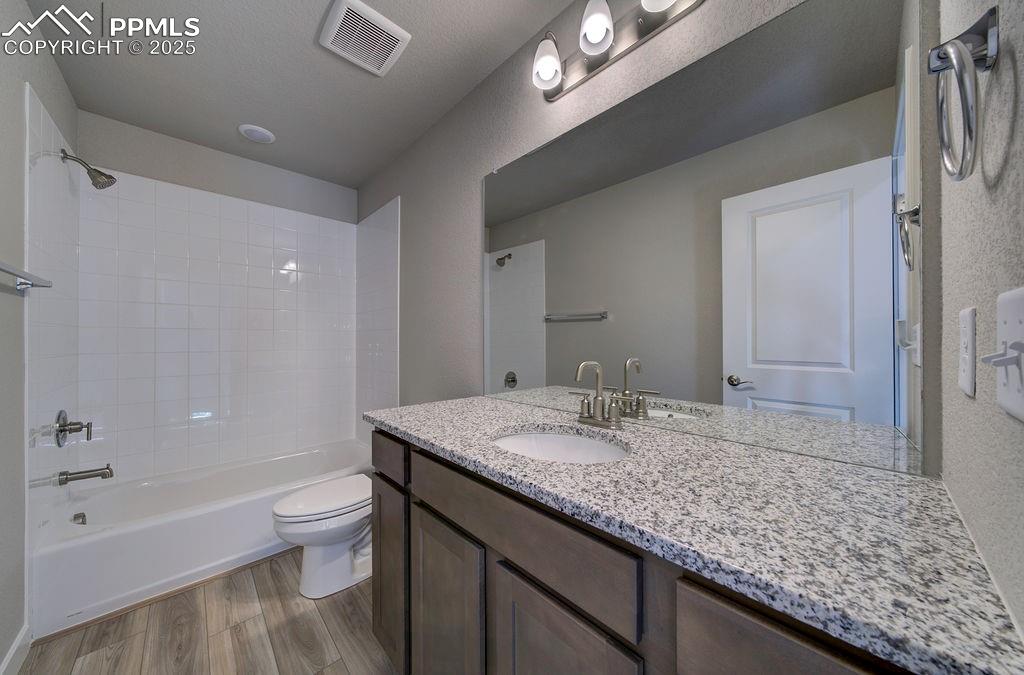 Image 30 of 45: Bathroom