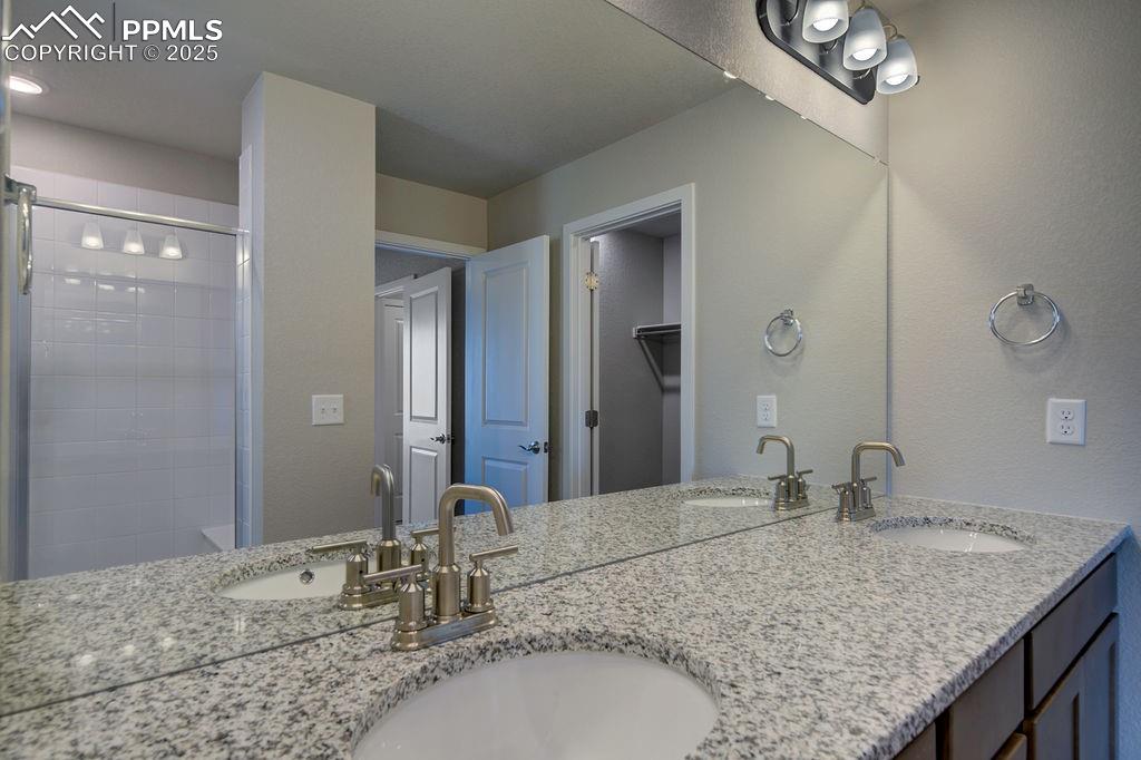 Image 34 of 45: Bathroom