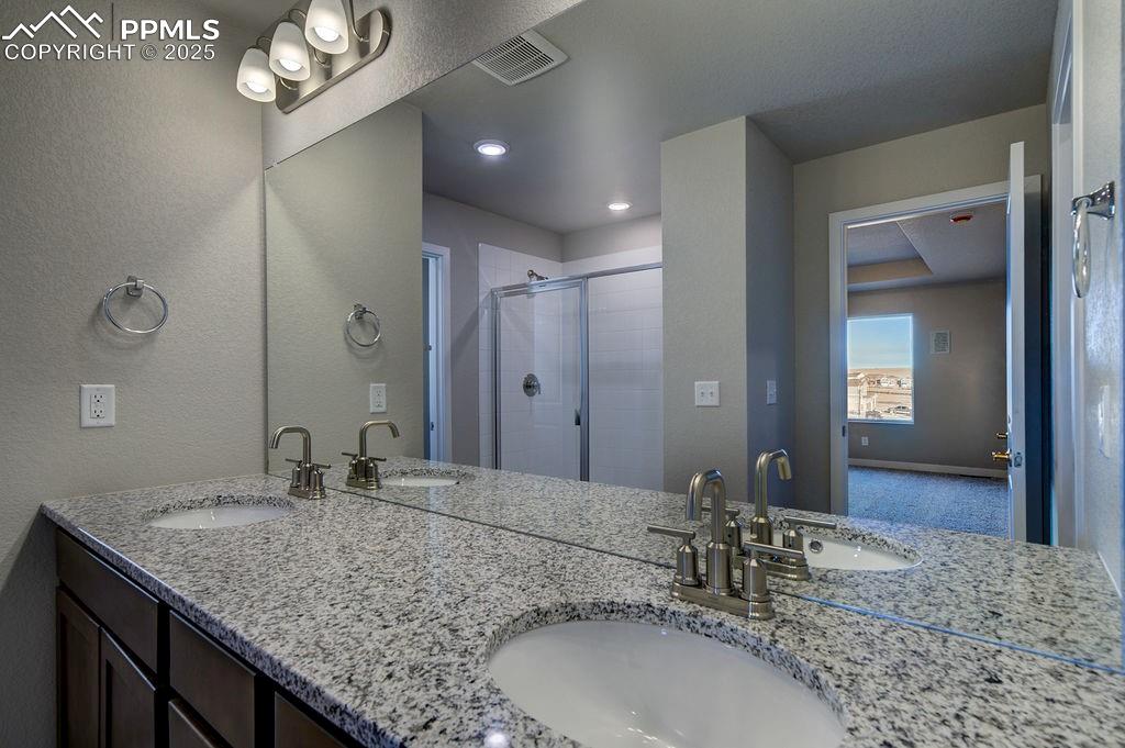 Image 35 of 45: Bathroom