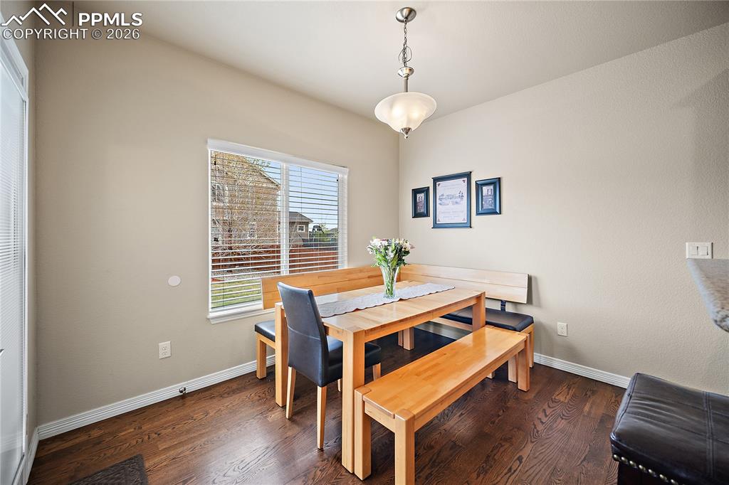 Image 10 of 50: Dining Area