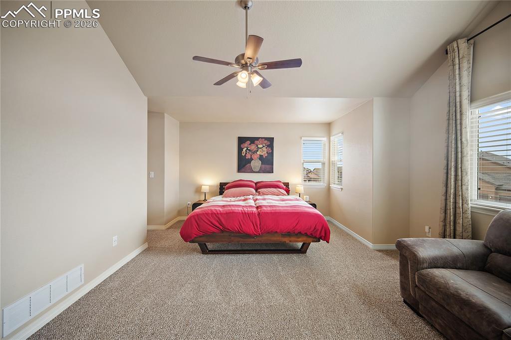Image 16 of 50: Bedroom