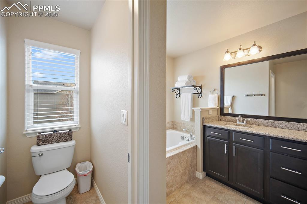 Image 19 of 50: Bathroom