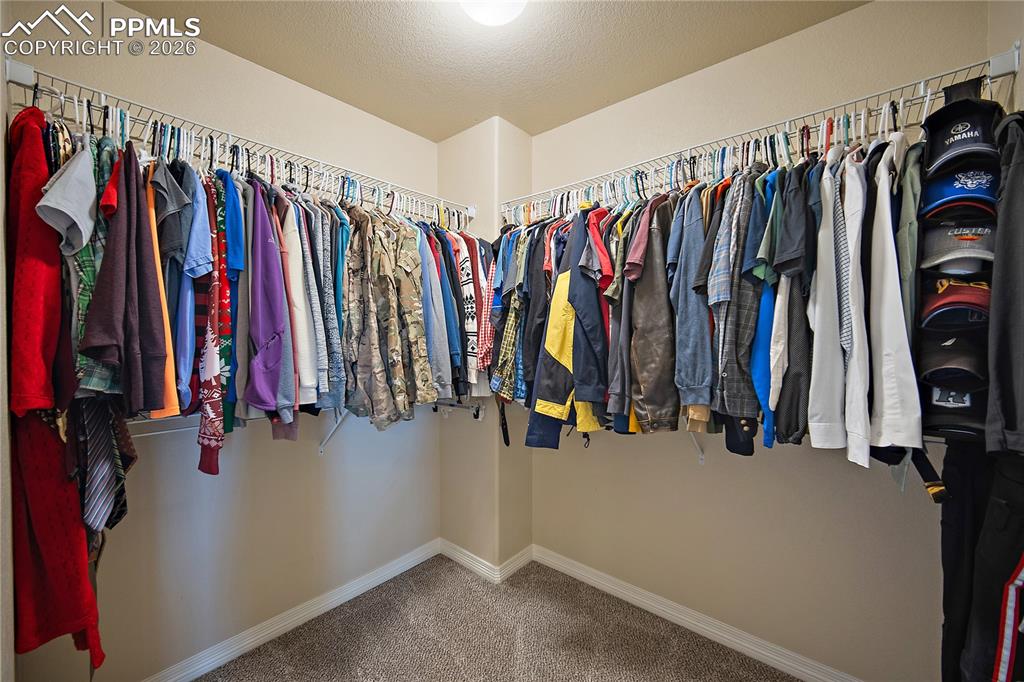 Image 21 of 50: Closet