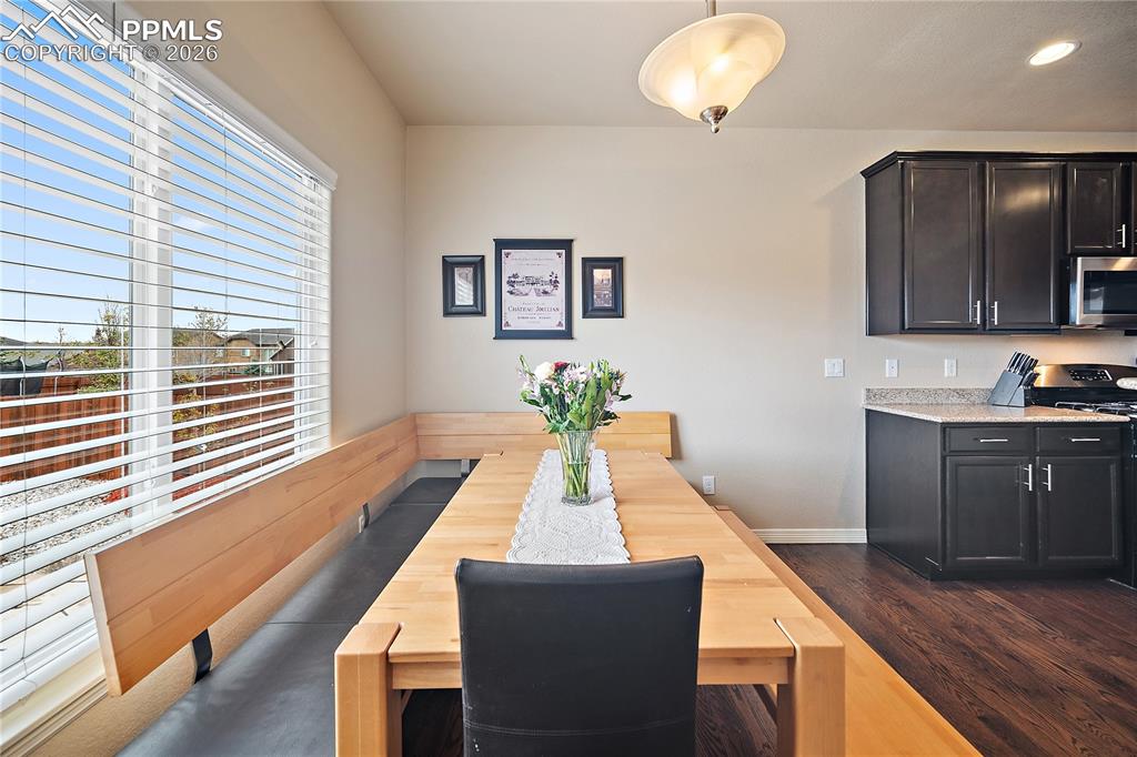 Image 9 of 50: Dining Area