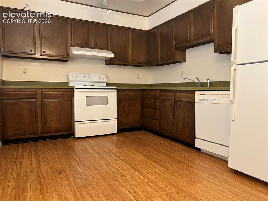 Image 6 of 21: Kitchen