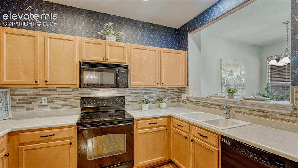 Image 10 of 23: Kitchen
