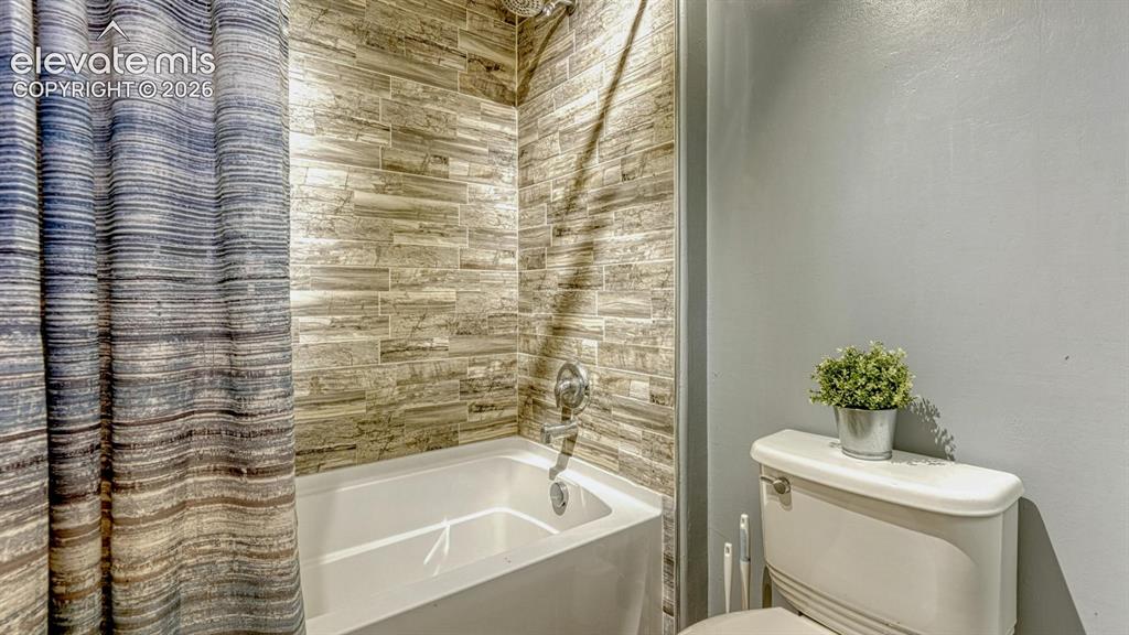 Image 16 of 23: Bathroom