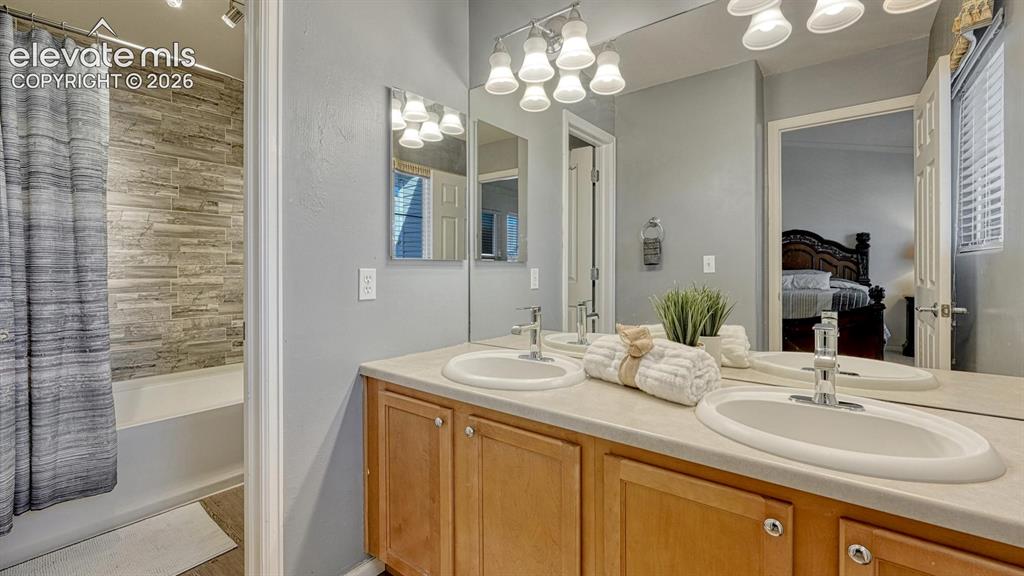 Image 17 of 23: Bathroom