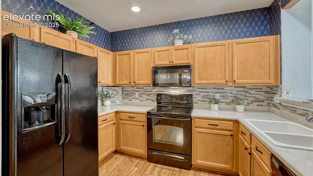 Image 7 of 23: Kitchen