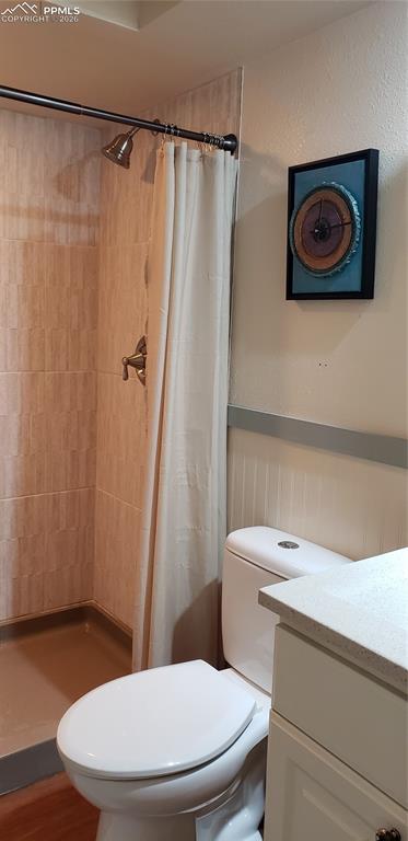 Image 15 of 30: Guest Bathroom East Wing