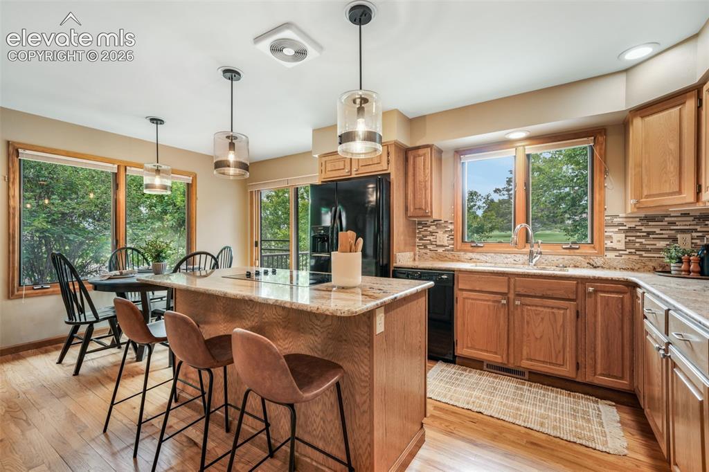 Image 16 of 49: Kitchen