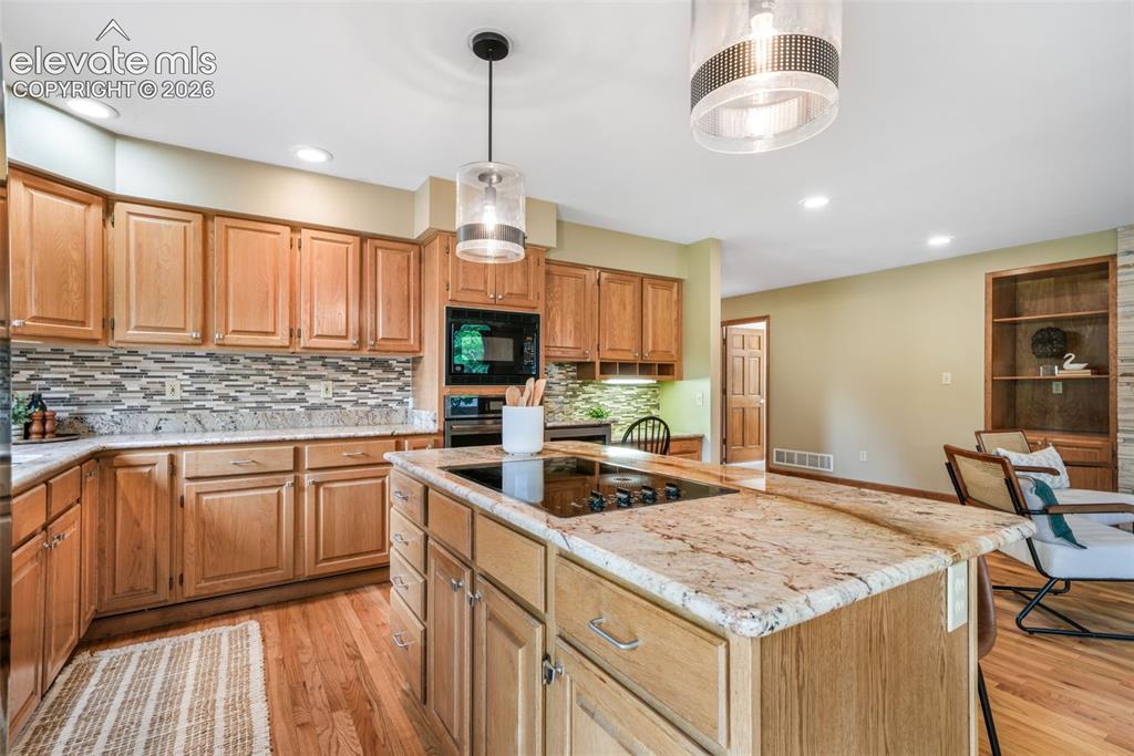 Image 18 of 49: Kitchen