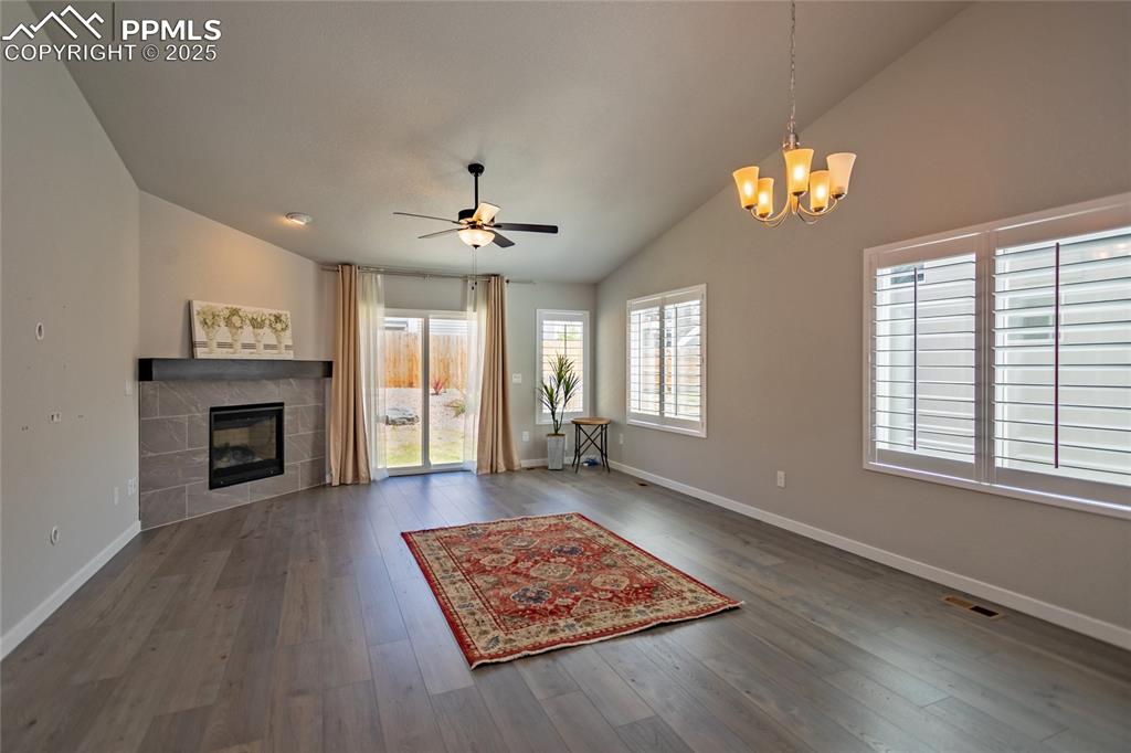 Image 5 of 38: Fireplace & Plantation Shutters - Yes Please !