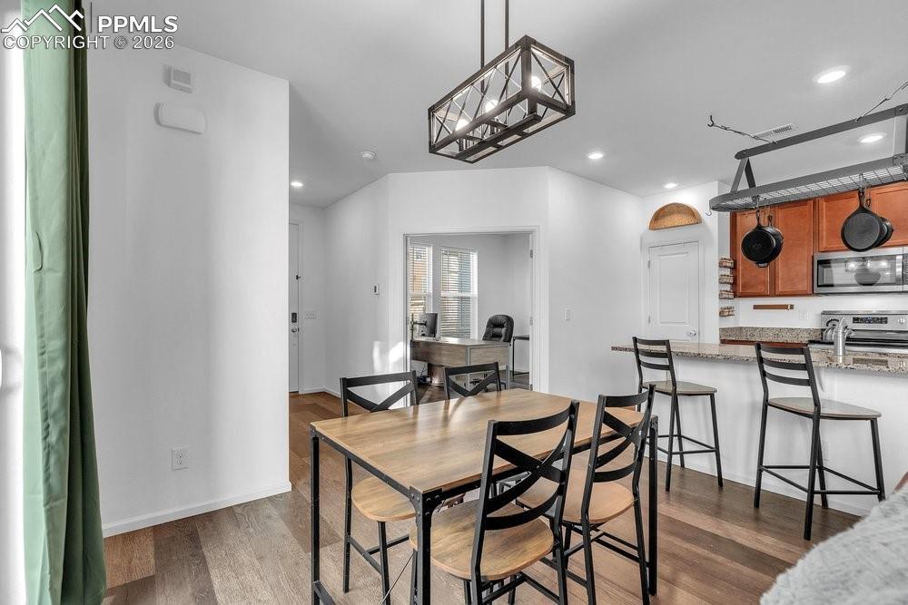 Image 7 of 42: Dining Area