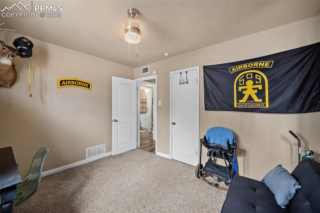 Image 5 of 12: Bedroom