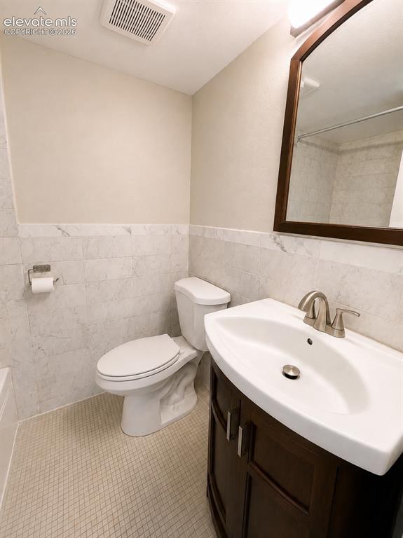 Image 17 of 21: Bathroom