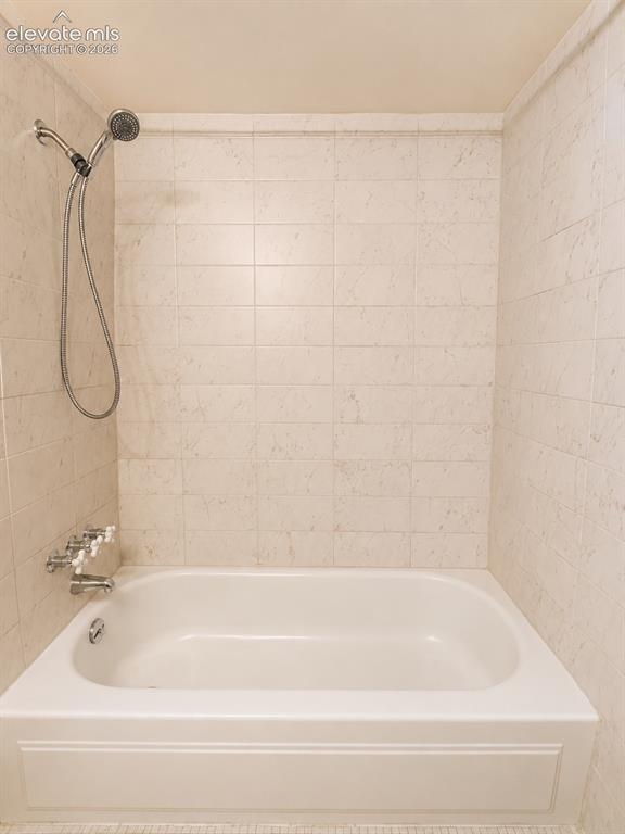 Image 18 of 21: Bathroom