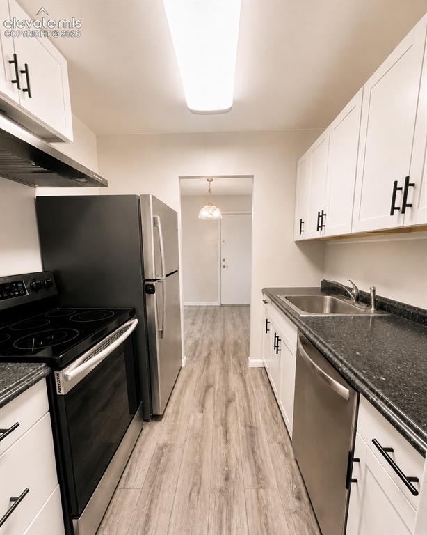 Image 7 of 21: Kitchen