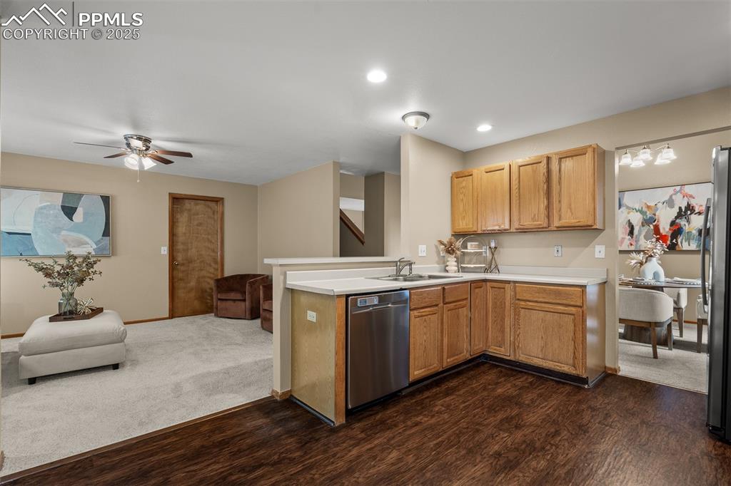 Image 19 of 45: Kitchen