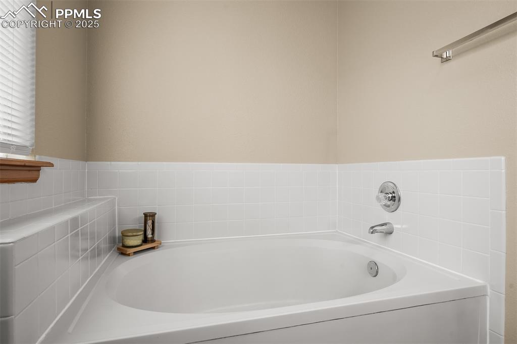 Image 36 of 45: Bathroom