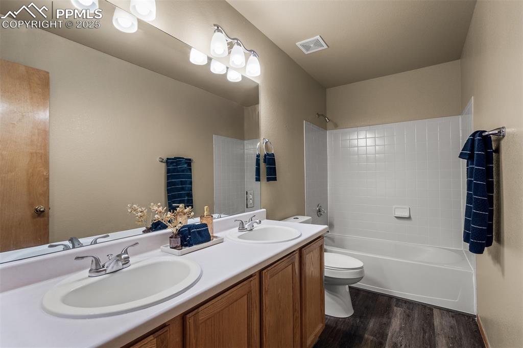 Image 41 of 45: Bathroom