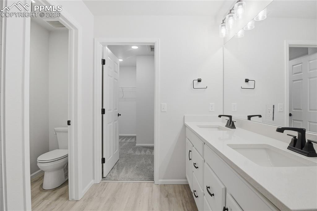 Image 18 of 32: Bathroom