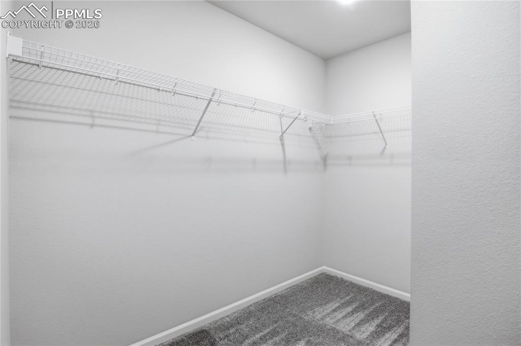 Image 19 of 32: Closet