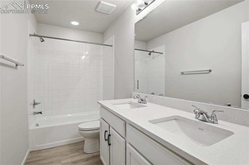 Image 27 of 32: Bathroom