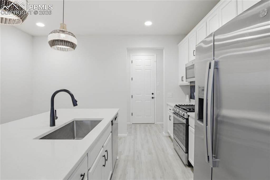 Image 9 of 32: Kitchen