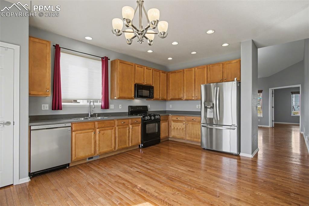 Image 11 of 32: Kitchen