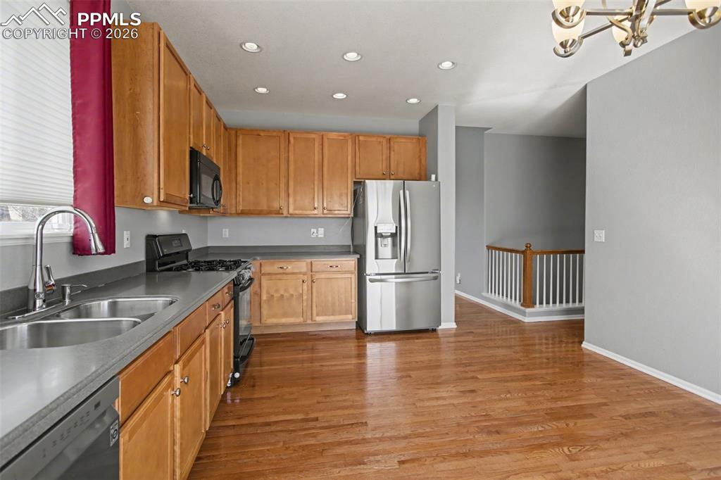 Image 12 of 32: Kitchen