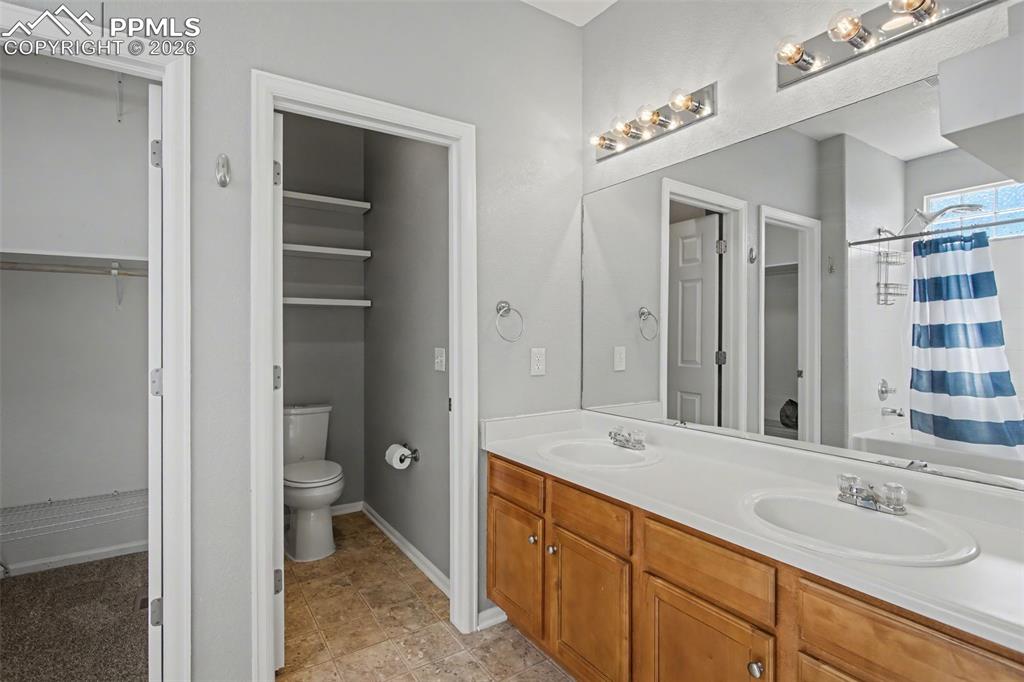 Image 17 of 32: Bathroom