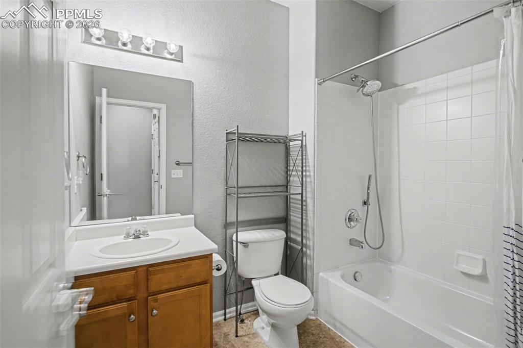 Image 20 of 32: Bathroom