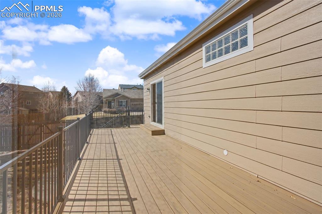 Image 27 of 32: Deck