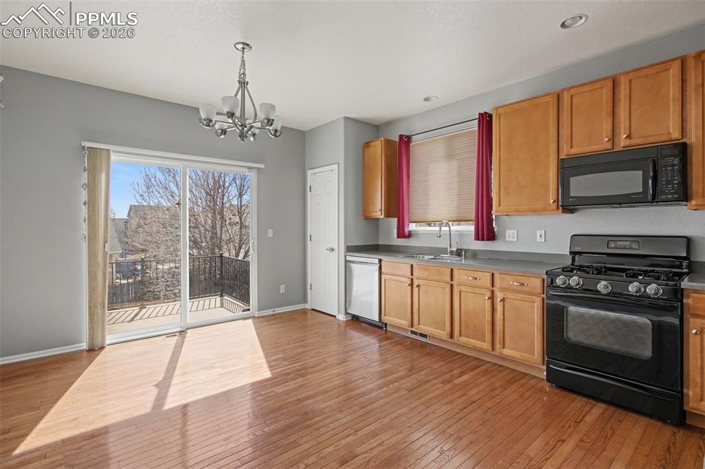 Image 9 of 32: Kitchen