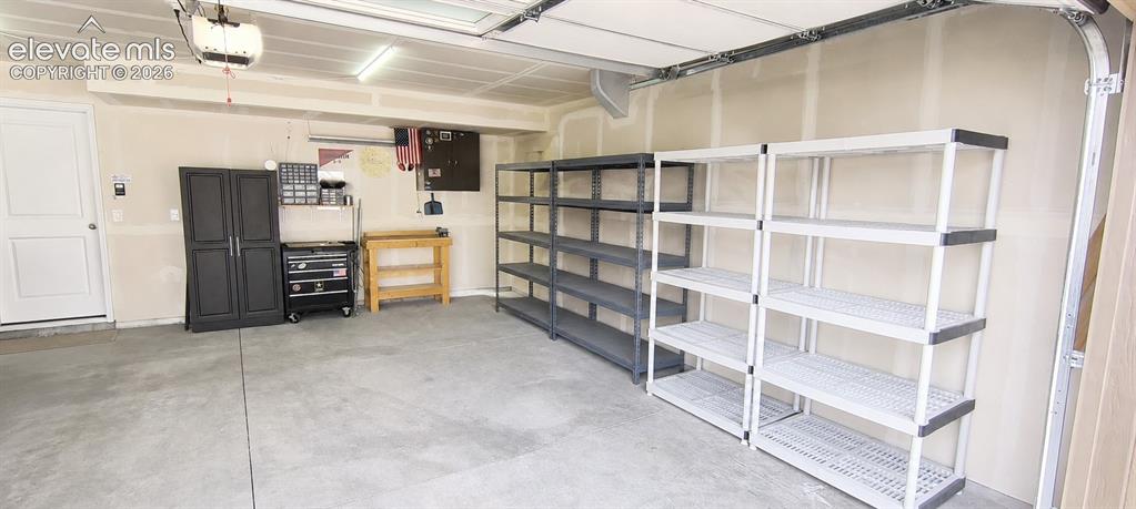Image 33 of 37: Garage