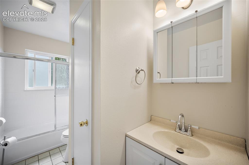 Image 10 of 27: Bathroom
