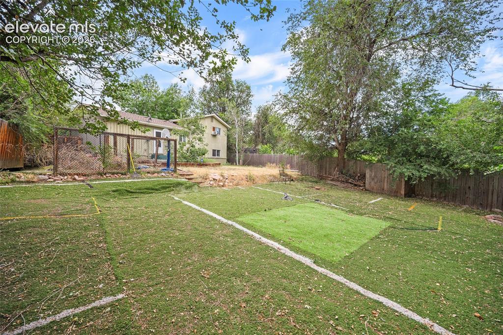 Image 12 of 27: Yard