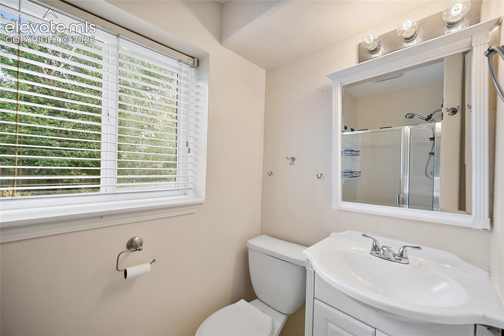 Image 15 of 27: Bathroom