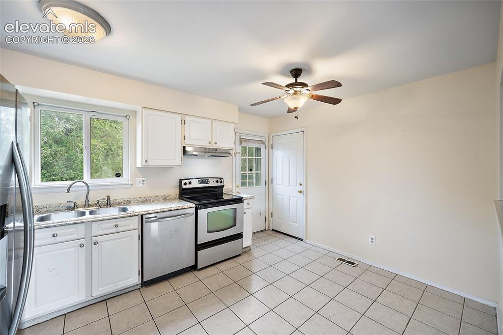 Image 17 of 27: Kitchen