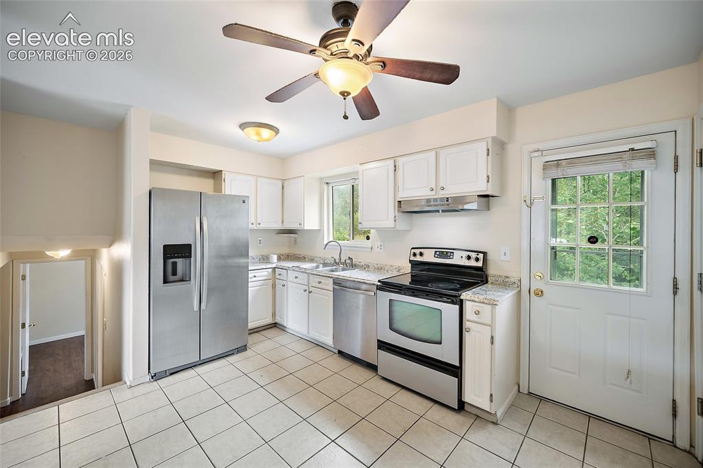 Image 18 of 27: Kitchen