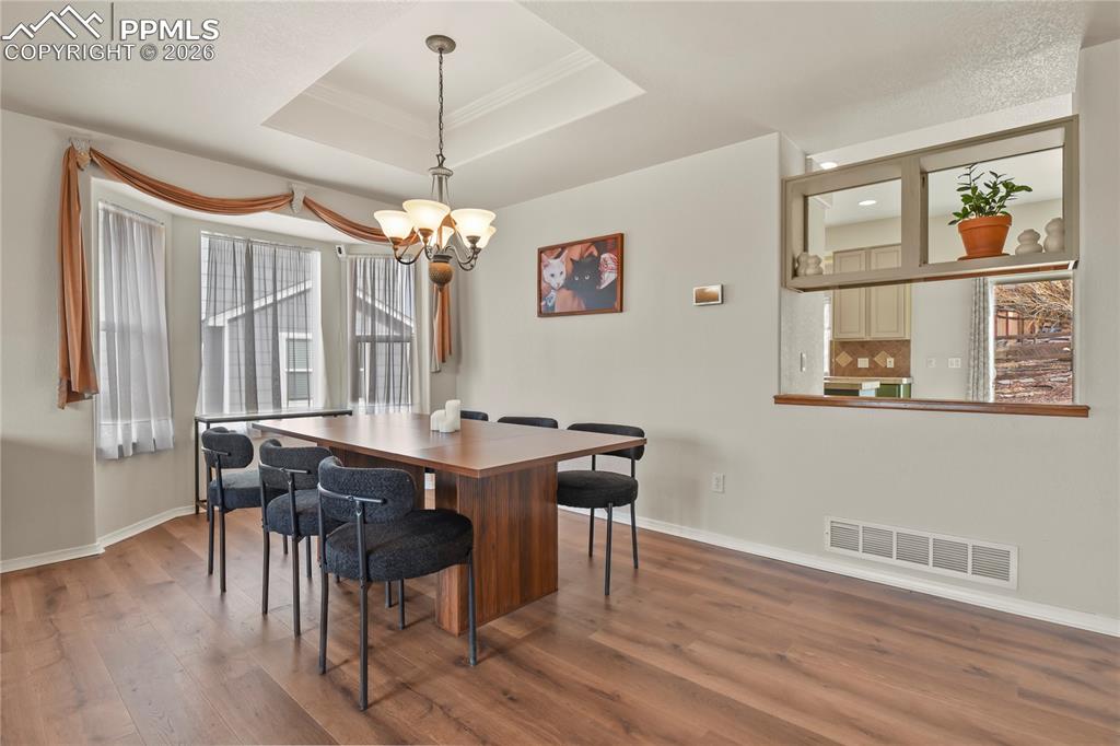 Image 15 of 50: Dining Area