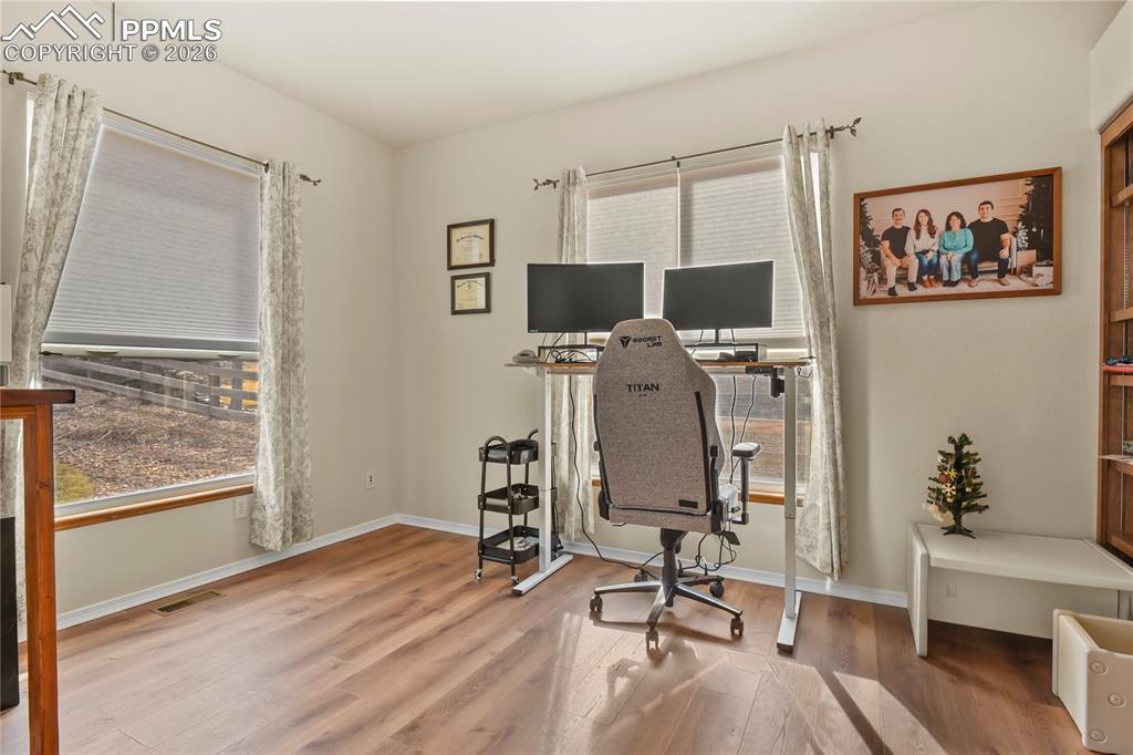 Image 19 of 50: Office